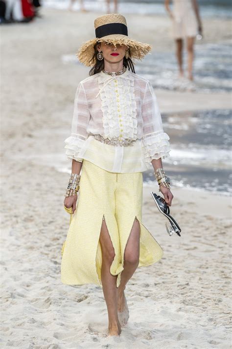 défilé chanel 2018 plage|Chanel resort dresses.